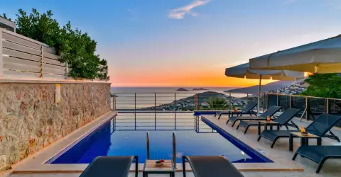 Villa Pine Bahçeli Deniz Manzaralı Villa