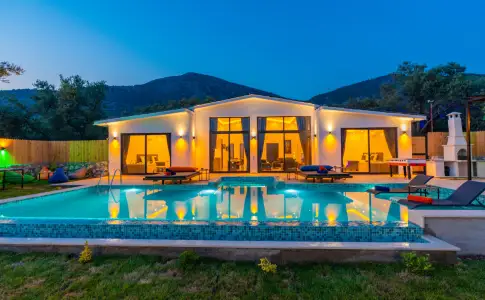 Villa İbiza Kalkan,Çayköy Mevkiinde Kiralık Jakuzili Korunaklı Tatil Villası |Villaciniz